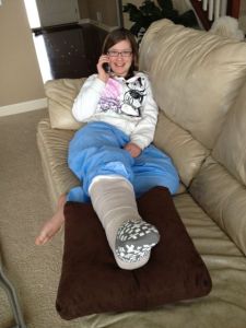 Trots besöket på akuten i en snöstorm kom hon hem rätt glad ändå. Gispet kunde inte läggas på ännu pga svullnaden. Det skulle ske om några dagar. Fast, kryckor blev det...