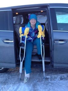 Brutet ben och kkryckor till trtos, kallar skolan. Här siter hon i bilen efter att jag hade kört henne de 50 metrarna till busshållplatsen! Trottoaren var alldeles för hal för henne att gå efter snöstormen dagen innan.