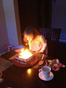 Det var knepiga ljus att blåsa ut, men till slut lyckades hon!