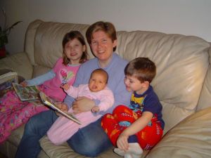 Läsestund med barnen vintern 2008. Lillan är liten och jag ser trött ut. Dottern är 7 år och Sonen just fyllda 4.