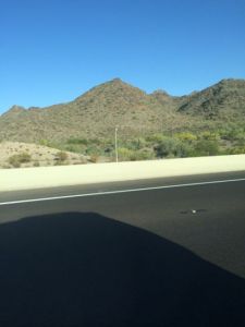 Bergigt ökenlandskap omger Phoenix.