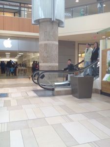 Sonen kommer nerför rulltrappan efter den femtioelfte åkturen!