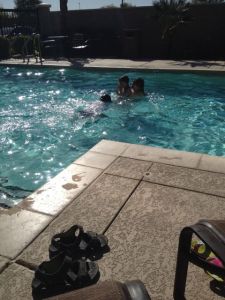 Sista dagen i phoenix slappade vi i hotellpoolen hela förmiddagen innan vi åkte på lite rundvandring vid San Tan Village ( shoppingcenter) och sedan vidare för att hälsa på svägerska med familj en sista gång.