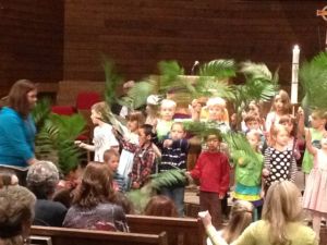 En suddig mobilbild från gudstjänsten. Lillan har en allvarlig min och befinner sig rätt långt ut till vänster...