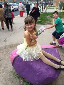 Lillan med sina blommor efter en fin insats med både sin balettdans och steppdans.