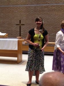 Dottern med sin pokal efter avslutat 7e år som pianostuderande.