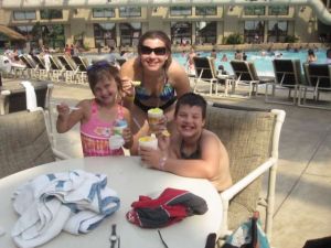 Glasspaus i inomhusparken 'the Wild Water Done'. En inomhusstrand med en mycket omtyckt vågbassäng!