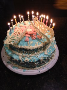 Den av Dottern egenhändgit gjorda och dekorerade tårtan.