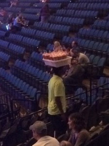 Så här är det säkert enklast att sälja drycker när man går upp och nerför läktarraderna! 