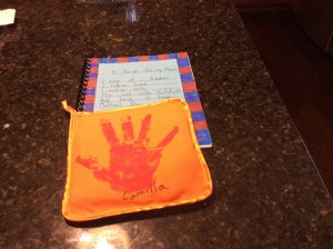 Kokboken  som henens klass med lärare satt ihop med tillhörande underlägg som jag fick av vår härliga sjuåring igår på morsdagen. 