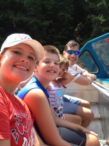 På väg tillbaka till hamnen med båten efter över en timme ute på floden i det vackra sommarvädret. 