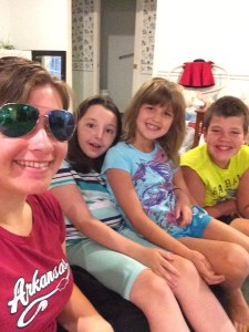 Glada barn på väg till SDC.