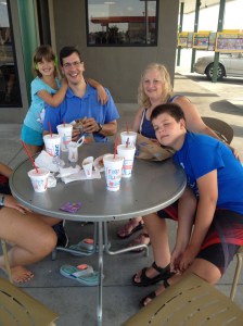 Vi äter ngt som skall föreställa mat vid Sonic...