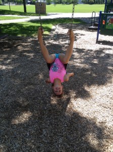 Så här gungar aporna och Lillasyster! 