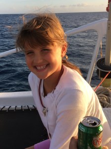 Lillasyster blev en aningen sjösjuk, men kastade aldrig upp. Vi rådde henen att hålla sig på övre däck av båten och efter en stund strotrivdes hon igen!