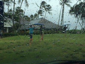 Iväg till stranden går de. Fotot taget genom vindrutan pga det nerösande regent.