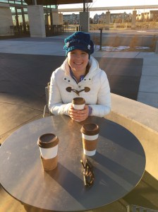 Dottern avnjuter sin varma choklad.