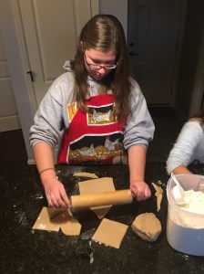 Dottern jobbar med att få till stånd ett hus...