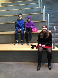 Barnene satt på 'the Grand Stair Case' medan vi väntade på att Maken hämtade bilen i kölden.
