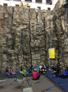 Efter vila och middag blev det att klättra på en bergvägg- inomhus..
