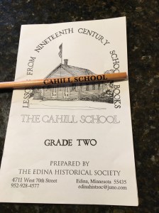 Skriv och läsboken och pennan som Lillasyster köpte i den lilla gåvoaffären. Läsförståelsen är tagen ur en annan källa, år 1879. Det var intressant att läsa igeom den! 