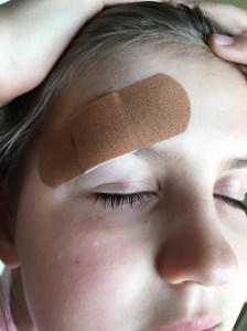 Nytt rent plåster på såret för att skydda de nya stygnen...