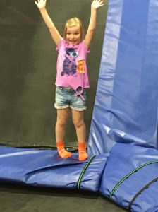 Glädjehopp för Kusinen på studsmattan vid SkyZone.