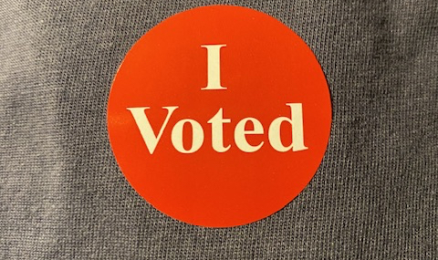 Iklädd pärlor och&nbsp;läppstift…